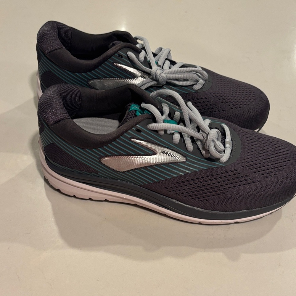 Brooks Women's NWOT Charcoal and Teal Running Sneakers
